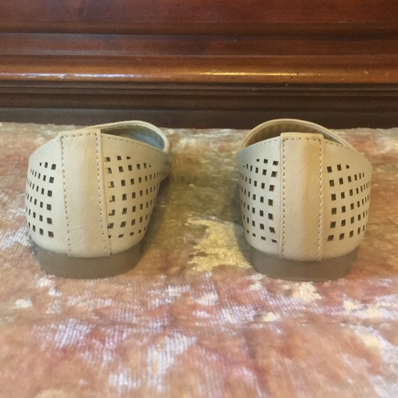 BELLA MARIE “Dana 1K” Tan Studded Flats NWB 1 - Picture 6 of 8
